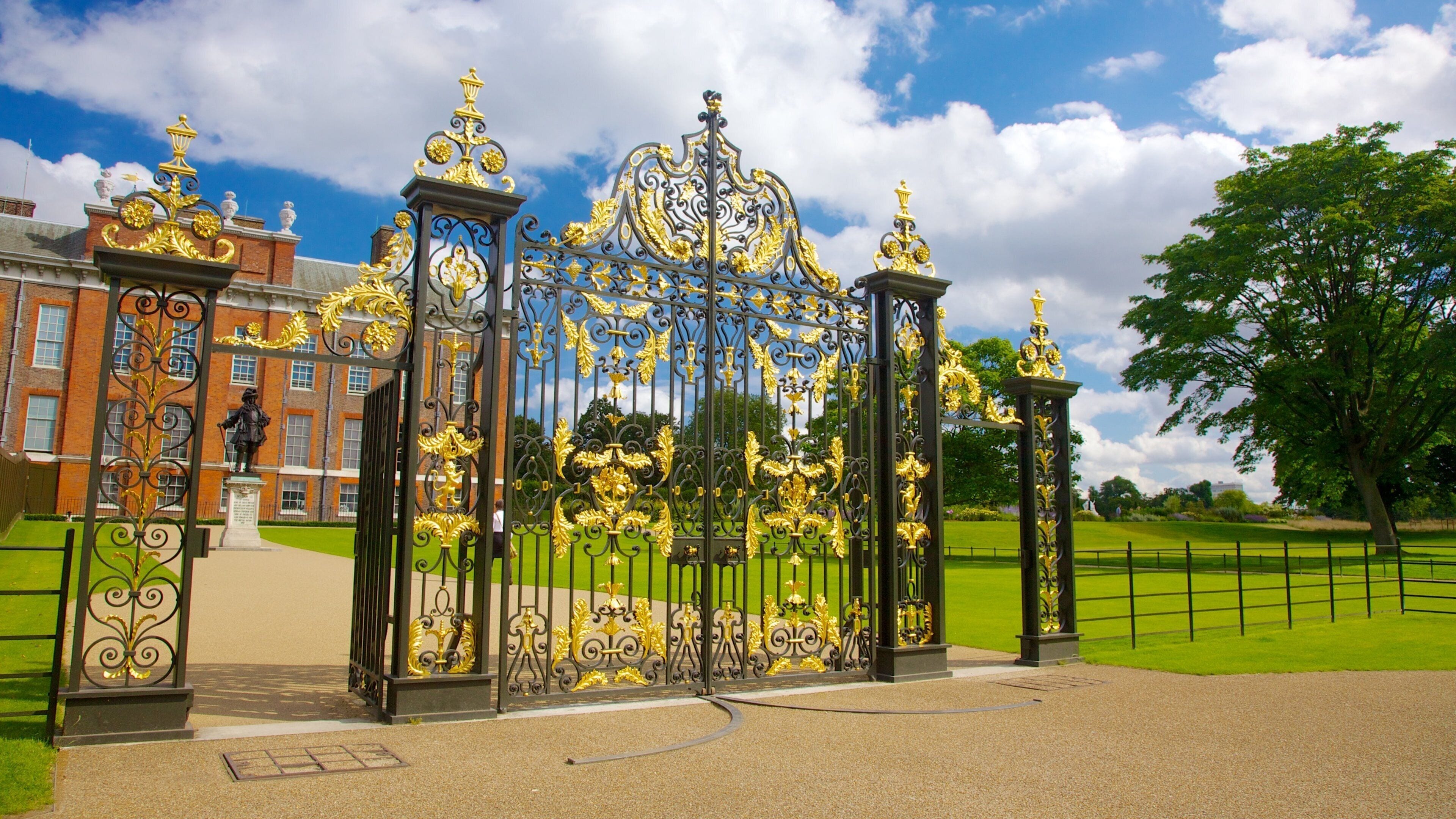 Kensington Palace featuring a castle, a park and heritage architecture