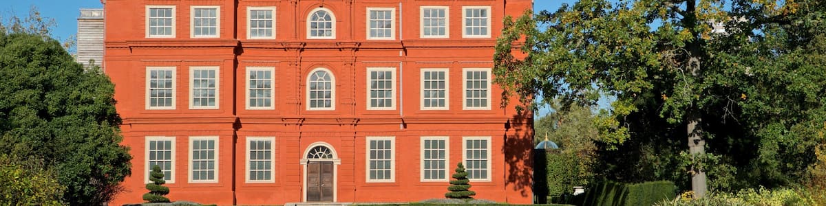 Kew Palace showing heritage architecture and a house