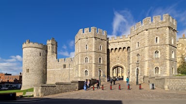 Windsor Castle showing heritage architecture and a castle