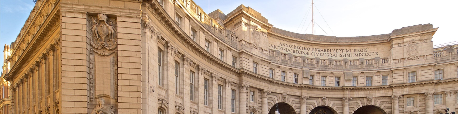 Arco del Almirantazgo que incluye arquitectura patrimonial