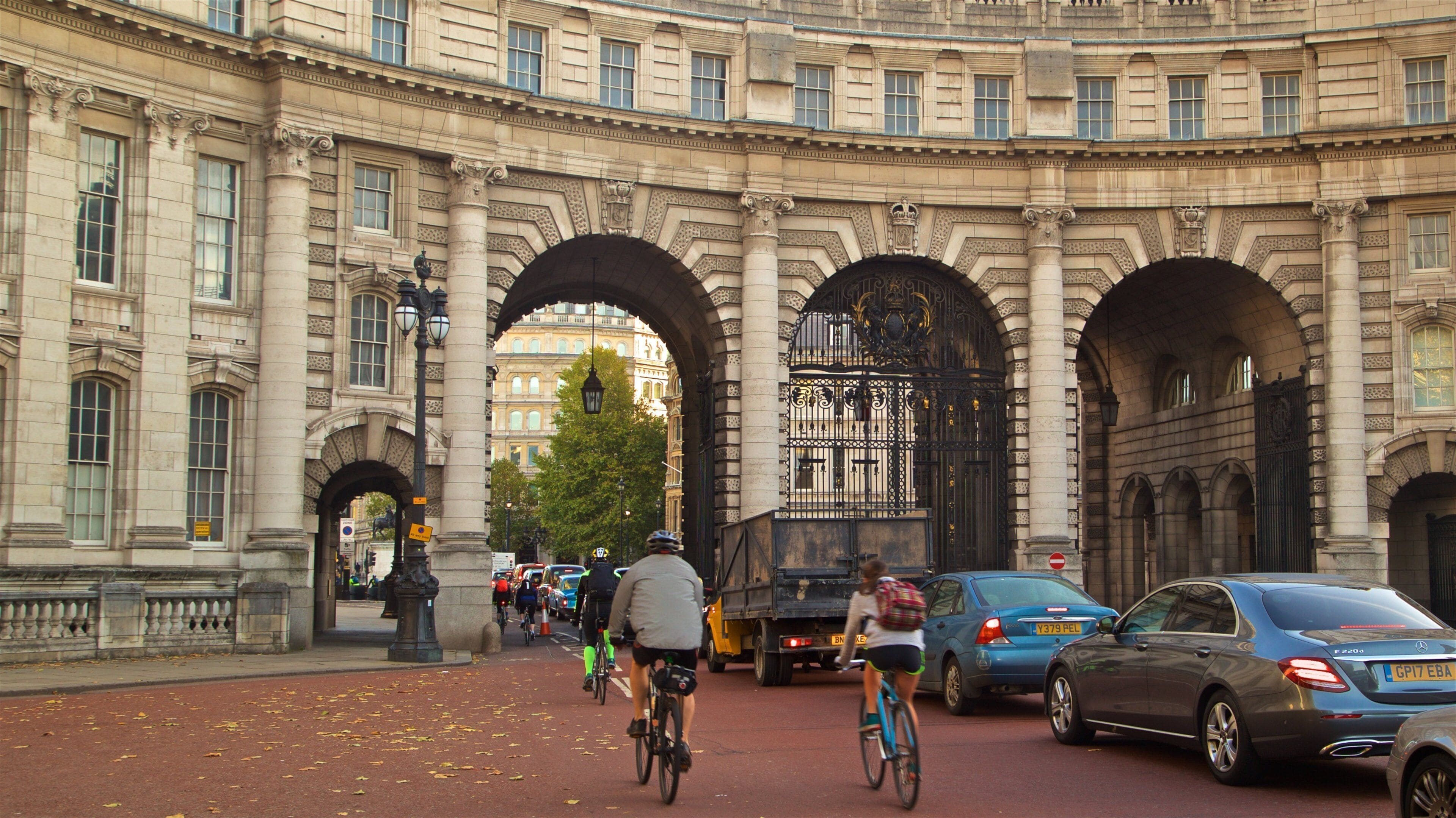 애드미럴티 아치 을 보여주는 문화유산 건축 과 도로 자전거 타기 뿐만 아니라 커플