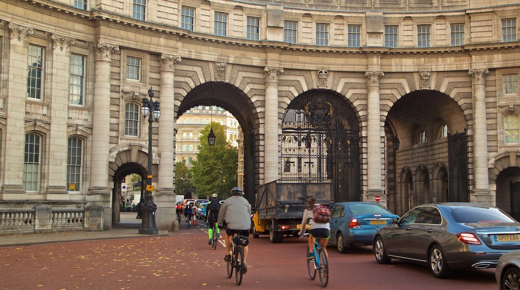 애드미럴티 아치 을 보여주는 문화유산 건축 과 도로 자전거 타기 뿐만 아니라 커플