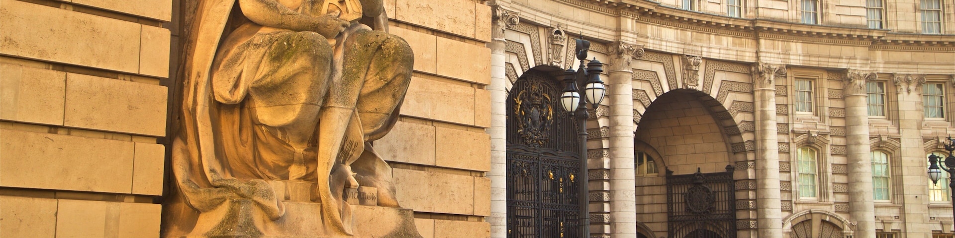 Admiralty Arch which includes heritage architecture and a statue or sculpture