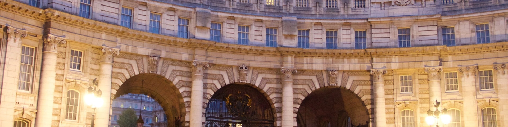 The Mall caracterizando arquitetura de patrimônio, cenas noturnas e elementos de patrimônio