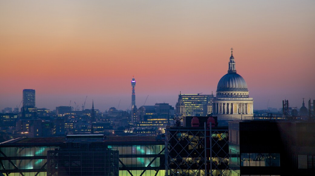 The Monument mostrando um arranha-céu, uma cidade e um pÎr do sol