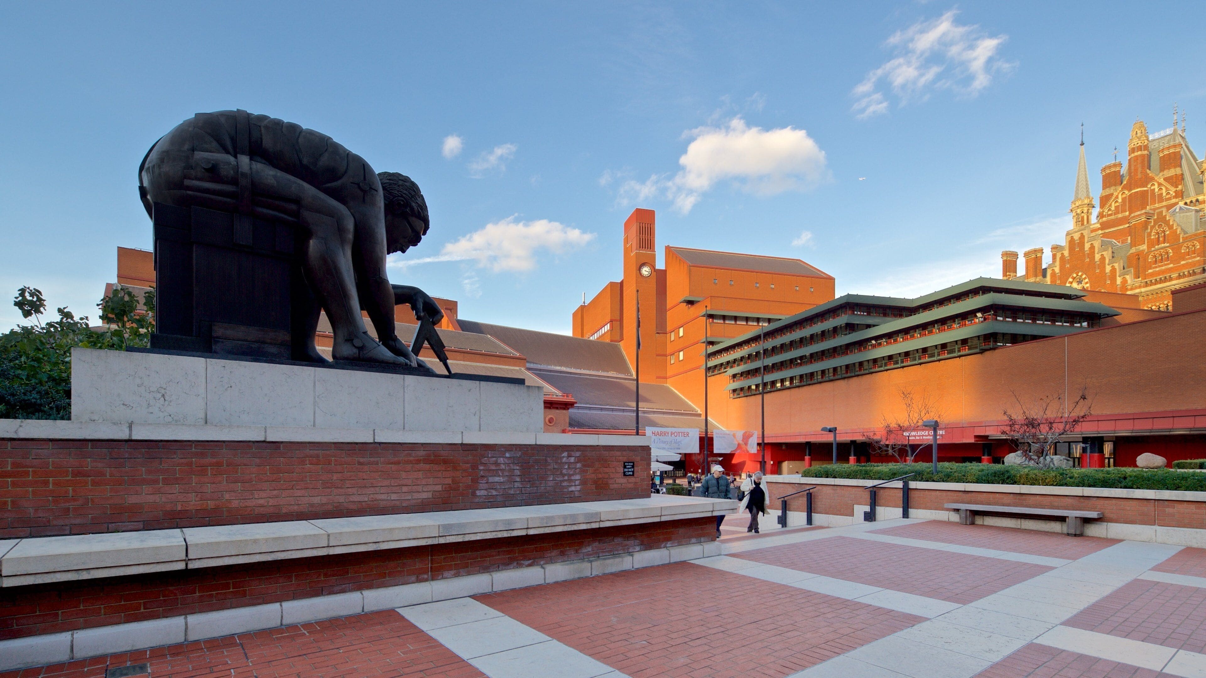 Brits museum bevat een standbeeld of beeldhouwwerk en kunst in de open lucht