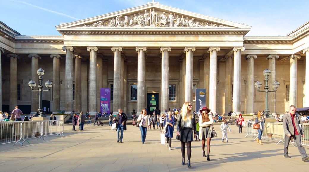 The British Museum showing heritage architecture as well as a large group of people