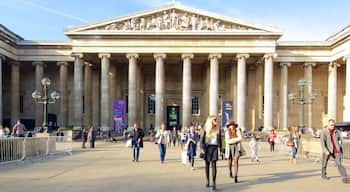 Museo Británico mostrando arquitectura patrimonial y también un gran grupo de personas