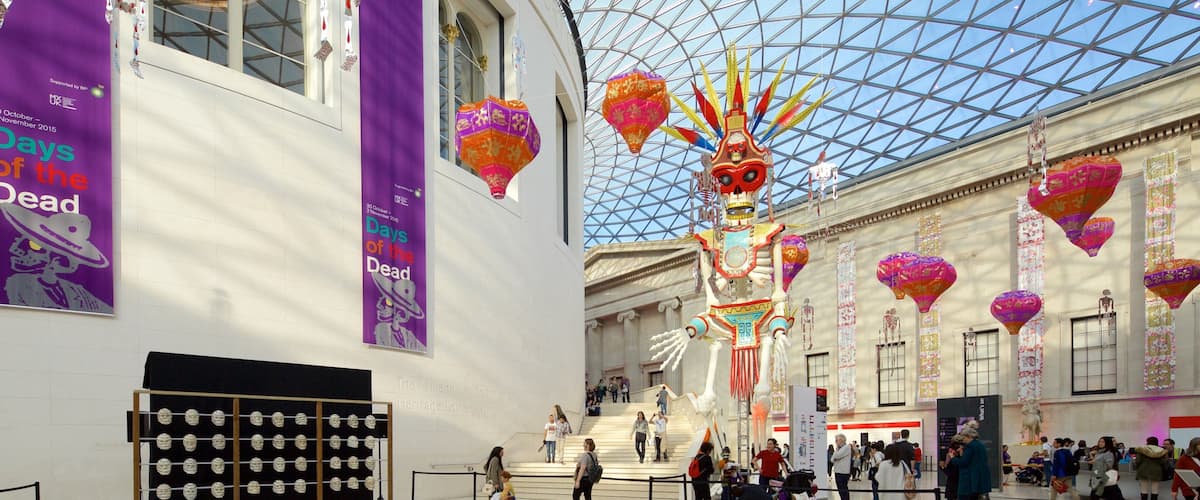 British Museum qui includes vues intérieures aussi bien que important groupe de personnes