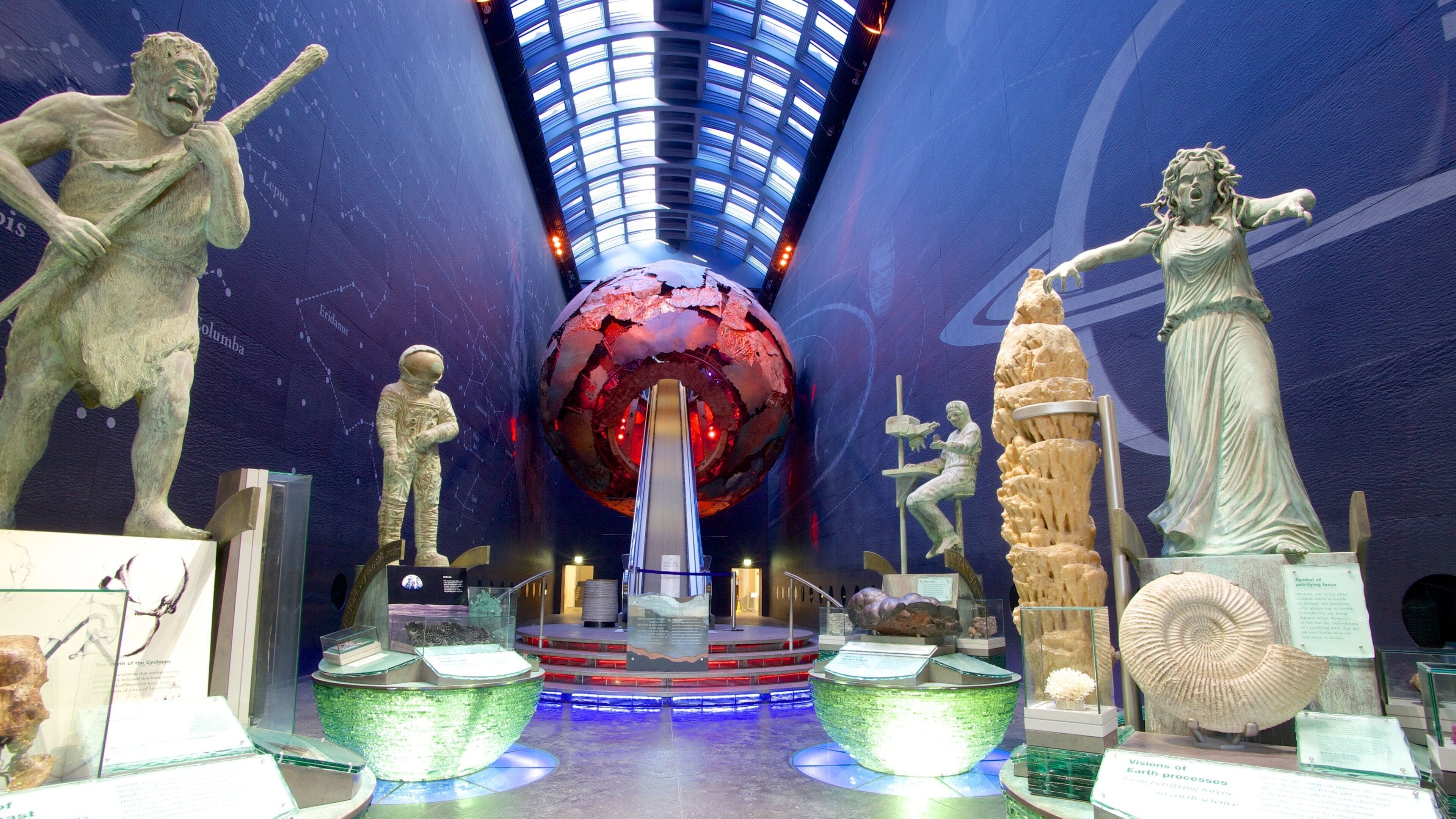 Museo de Historia Natural de Londres que incluye elementos patrimoniales, vistas de interior y arquitectura patrimonial