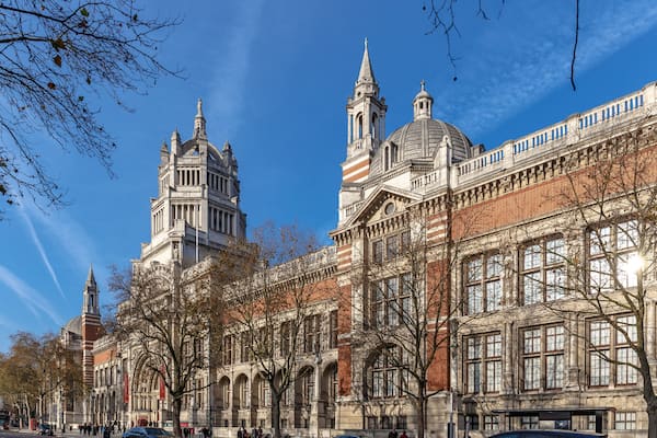 Un bâtiment historique doté de grandes fenêtres et d’un dôme.