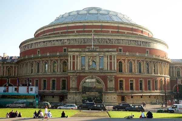 Royal Albert Hall welches beinhaltet Theater, historische Architektur und Straßenszenen