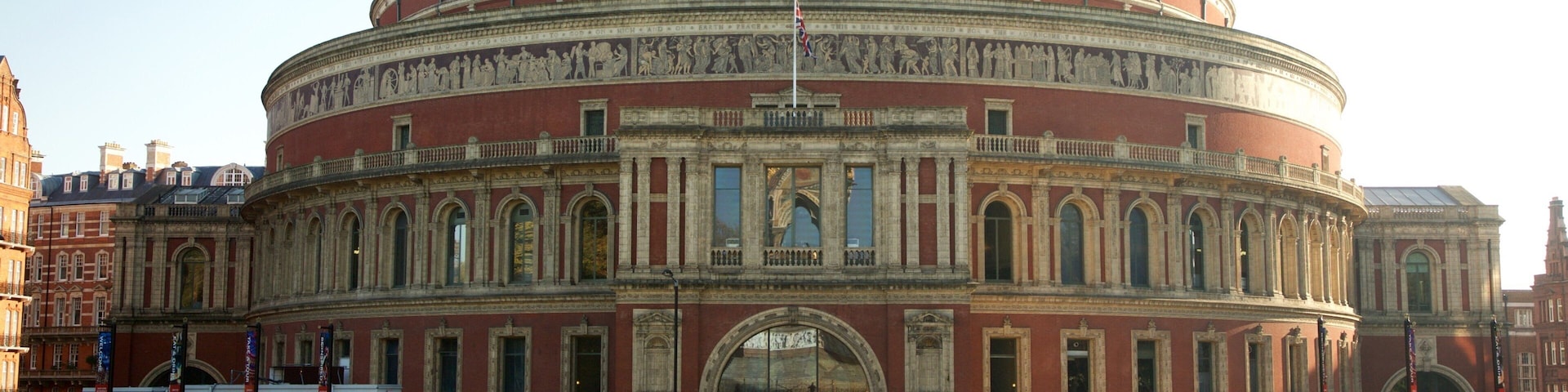 Lâu đài Hoàng gia Albert trong đó bao gồm cảnh đường phố, kiến trúc di sản và nhà hát