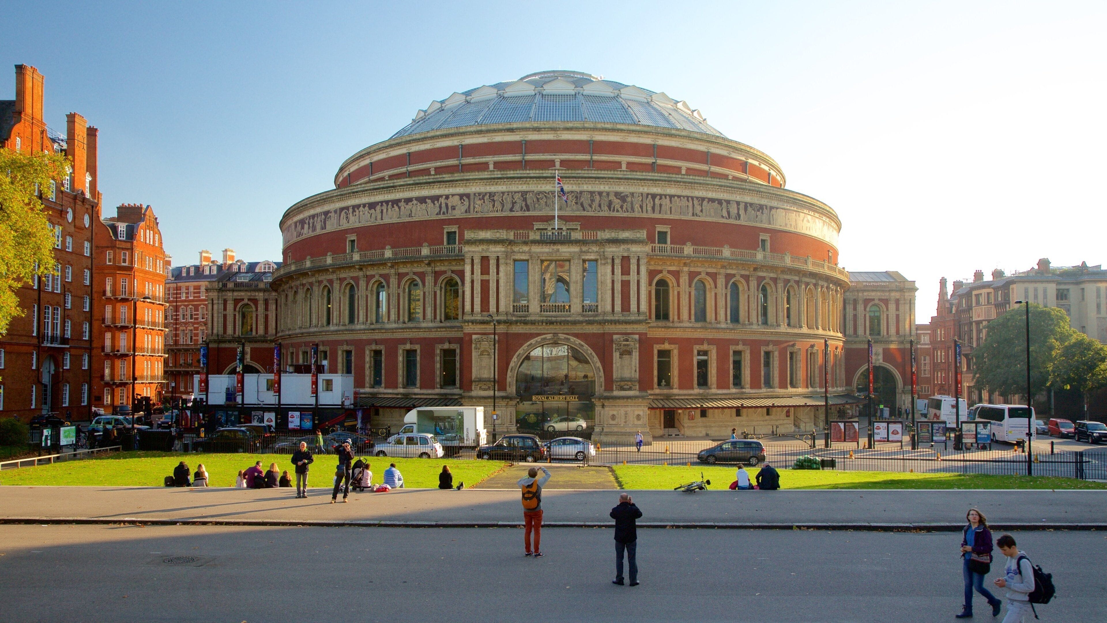 Royal Albert Hall showing theatre scenes, street scenes and heritage architecture