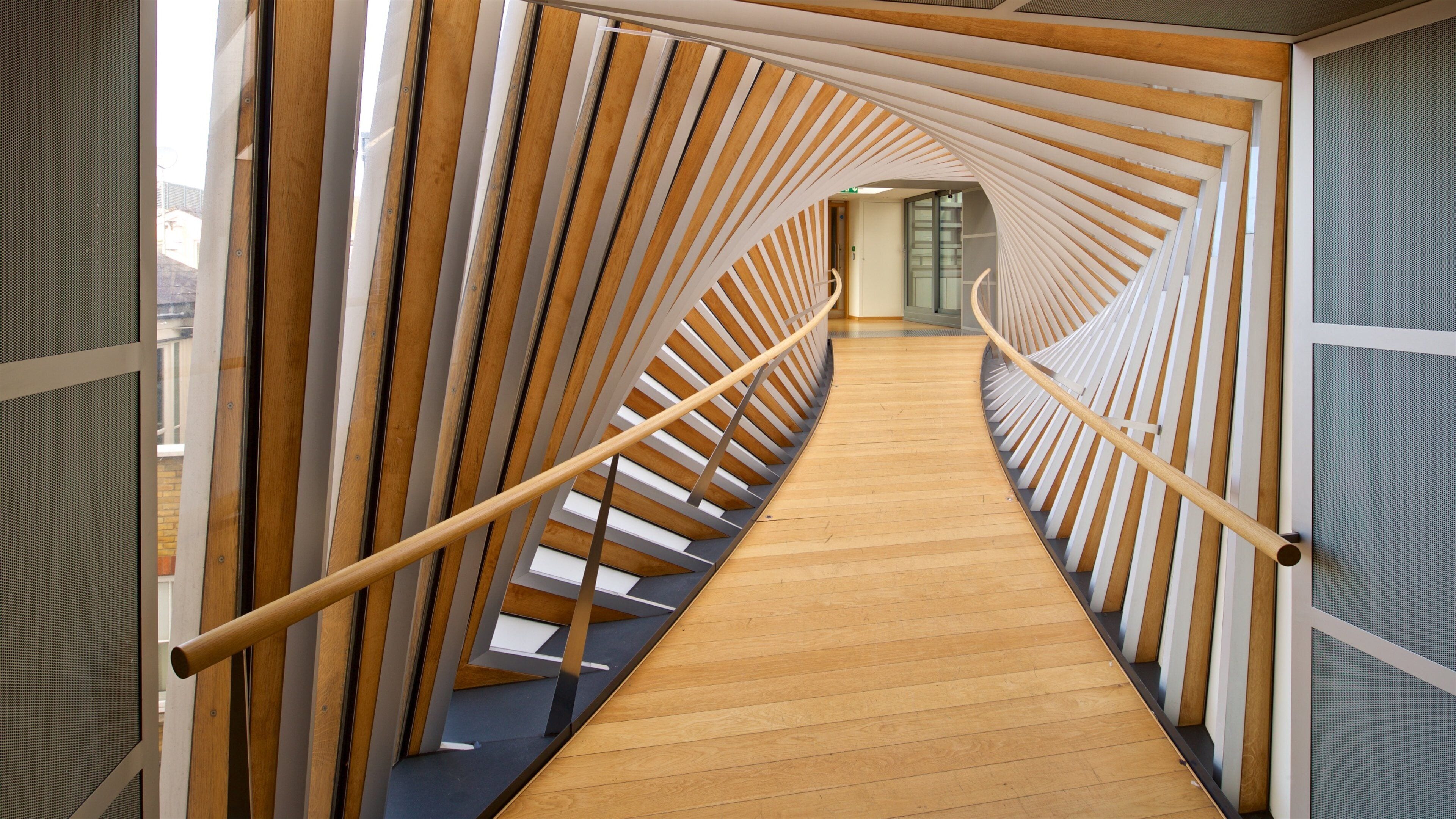 Royal Opera House som viser innendørs og moderne arkitektur