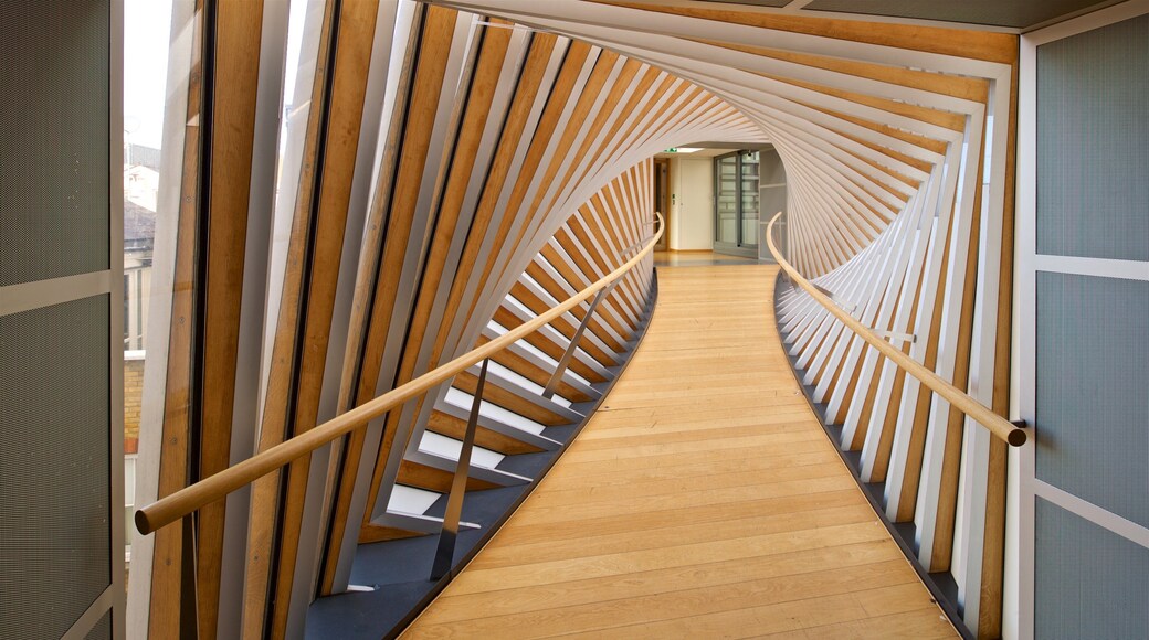 Royal Opera House som viser innendørs og moderne arkitektur