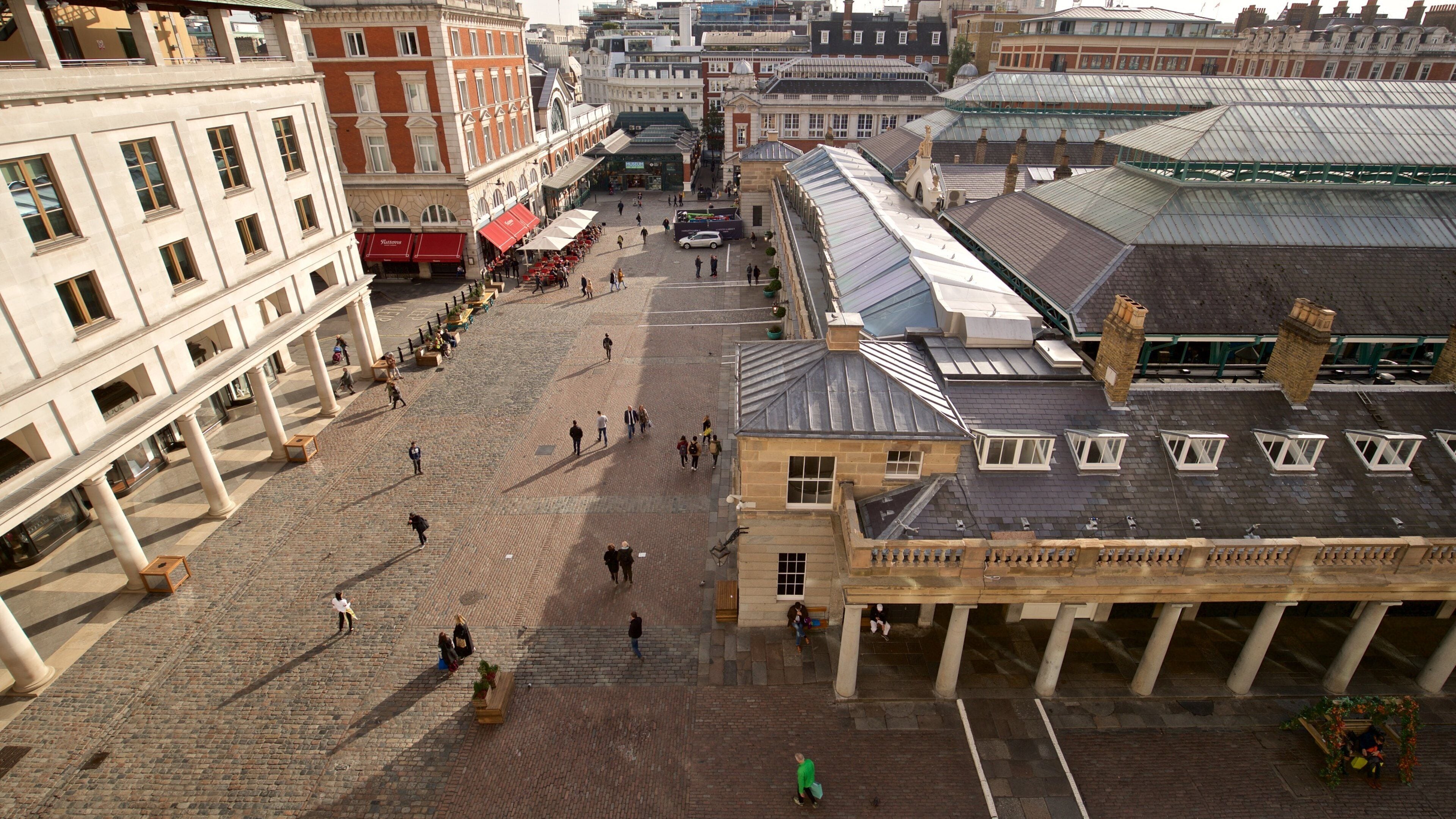 Royal Opera House fasiliteter samt by og gatescener i tillegg til en liten gruppe med mennesker