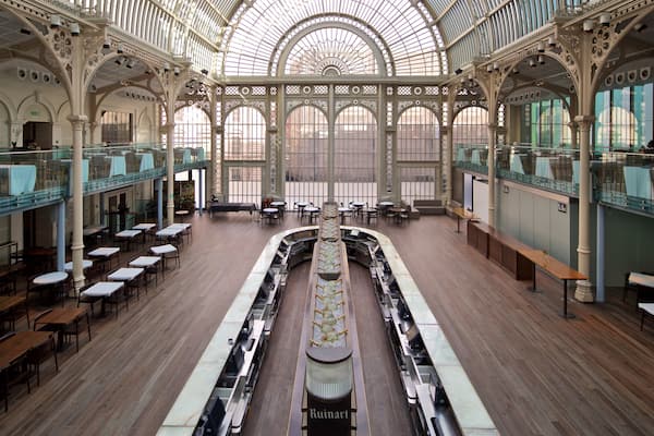 Royal Opera House which includes heritage elements, interior views and a bar