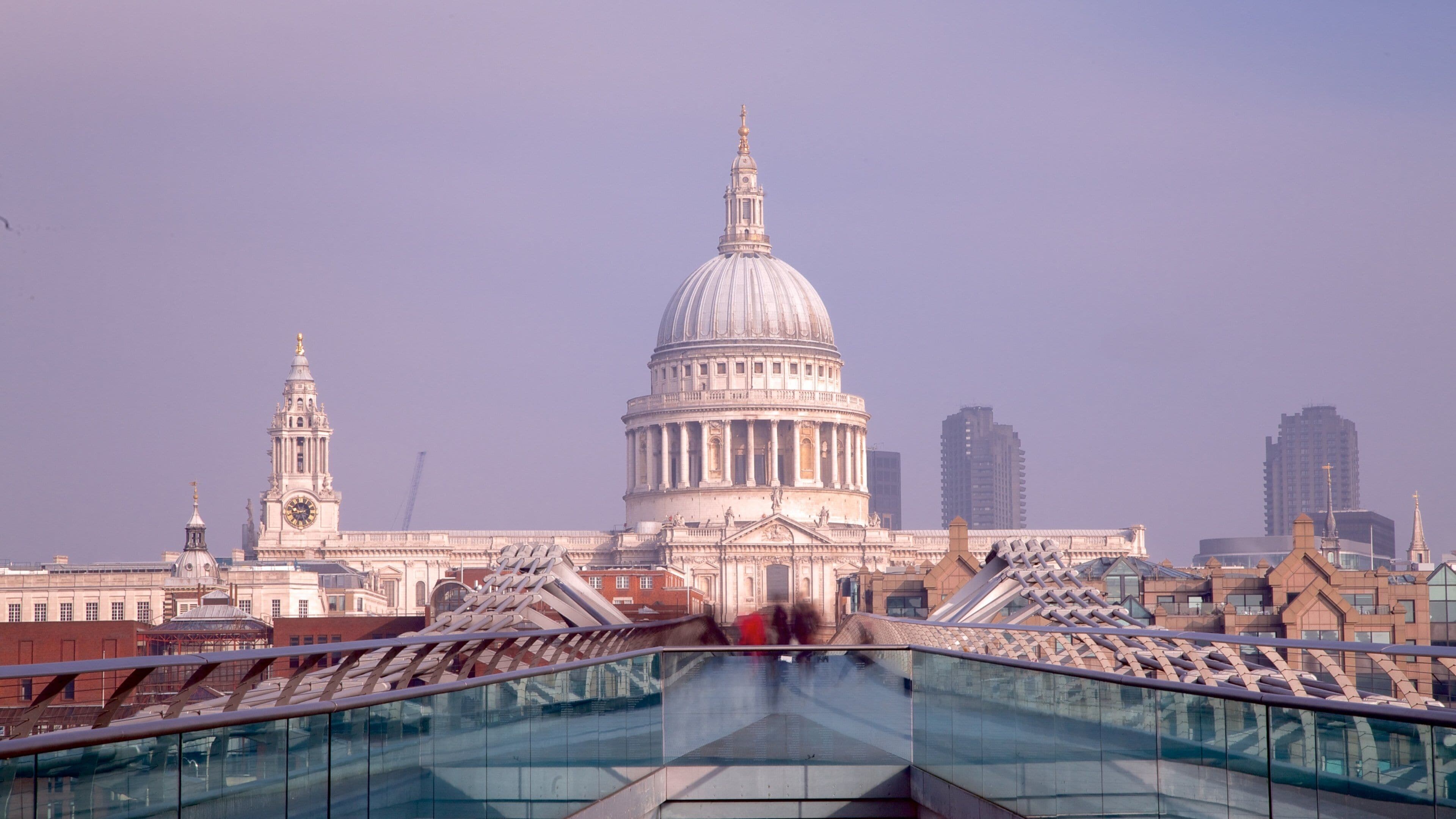 St. Paul\'s Cathedral som viser kirke eller katedral og by