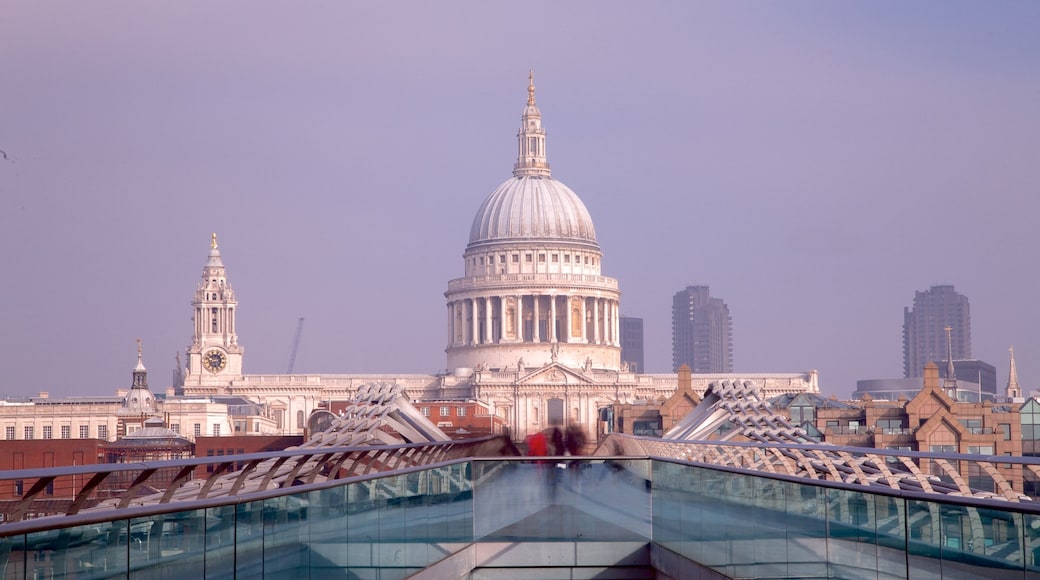 St. Paul\'s Cathedral som viser kirke eller katedral og by