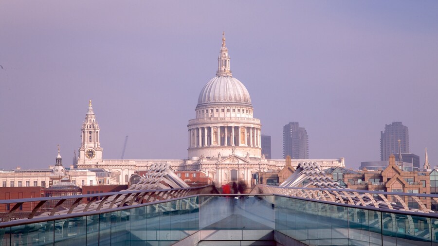 Catedral de St. Paul ofreciendo una ciudad y una iglesia o catedral