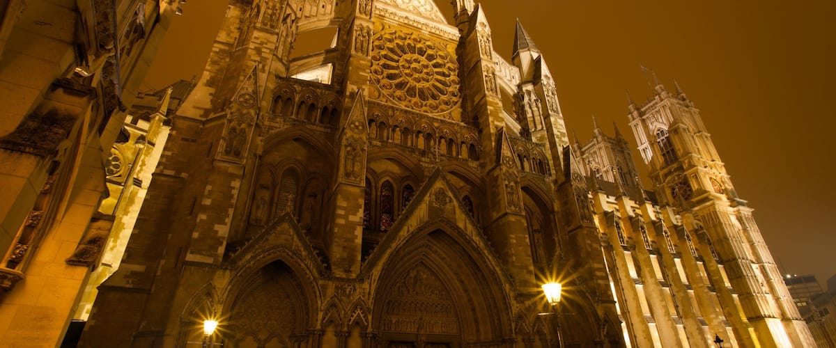 Abadía de Westminster ofreciendo elementos religiosos, escenas nocturnas y una iglesia o catedral