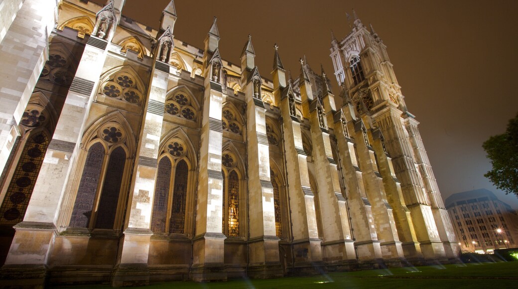 Westminster Abbey som inkluderer by, kirke eller katedral og nattbilder