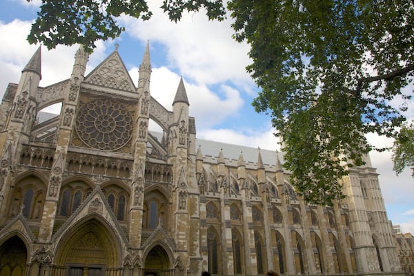 Abadía de Westminster mostrando una iglesia o catedral, aspectos religiosos y una ciudad