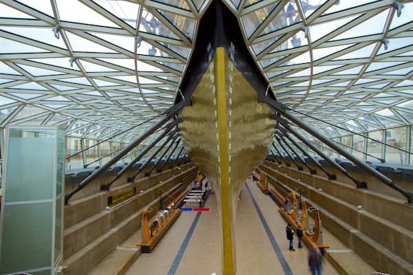 La proue d’un grand navire à l’intérieur d’un bâtiment moderne doté d’un toit en verre.