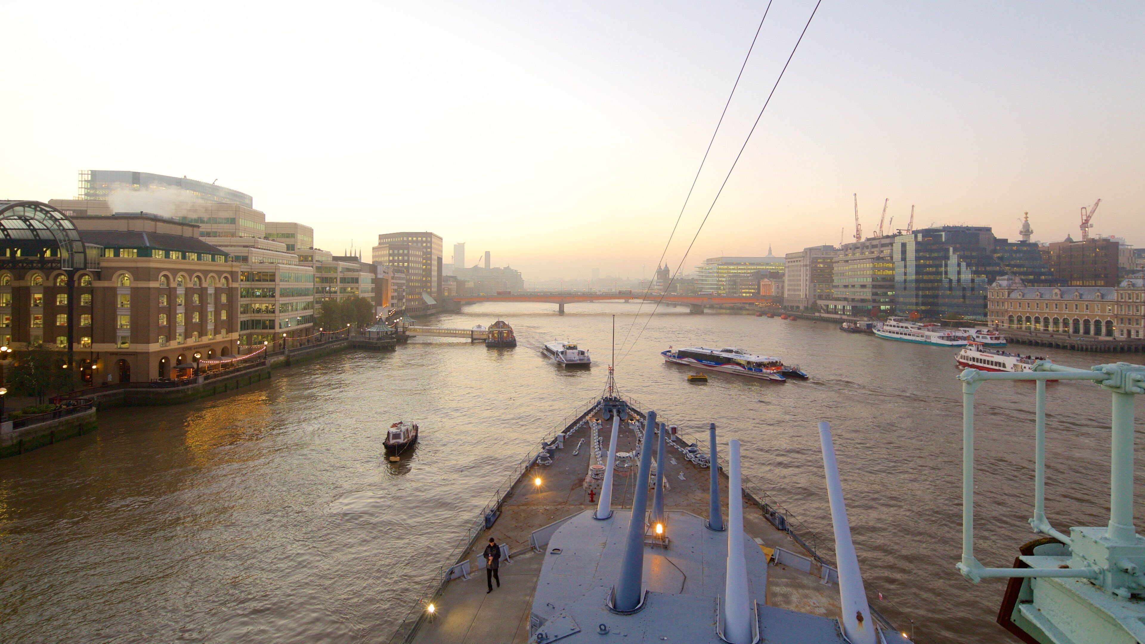HMS Belfast som viser ferge, elv eller bekk og bro