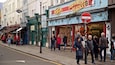 Eine Straße mit Geschäften, darunter der Portobello Market.