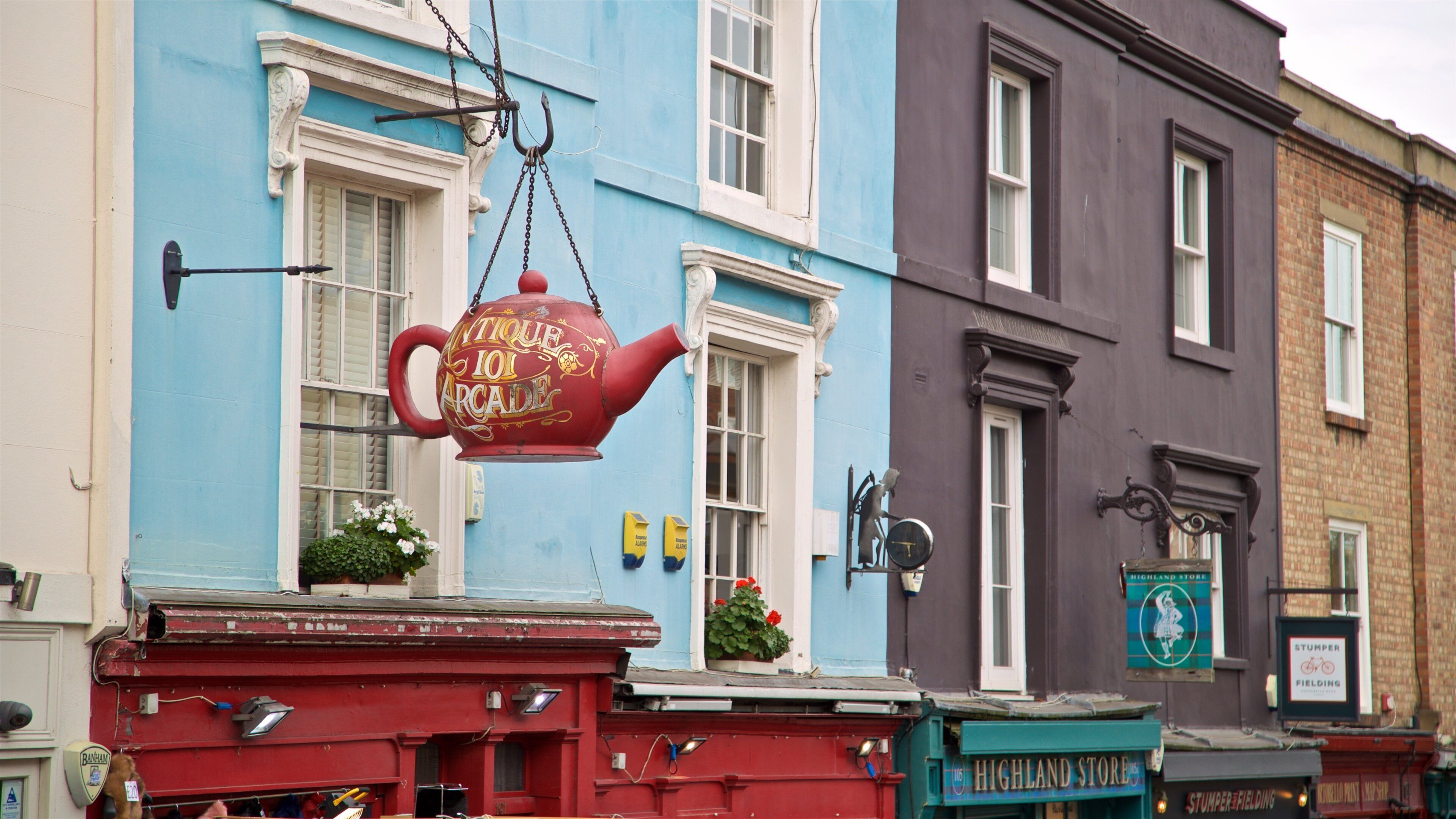 Portobello Road Market which includes outdoor art