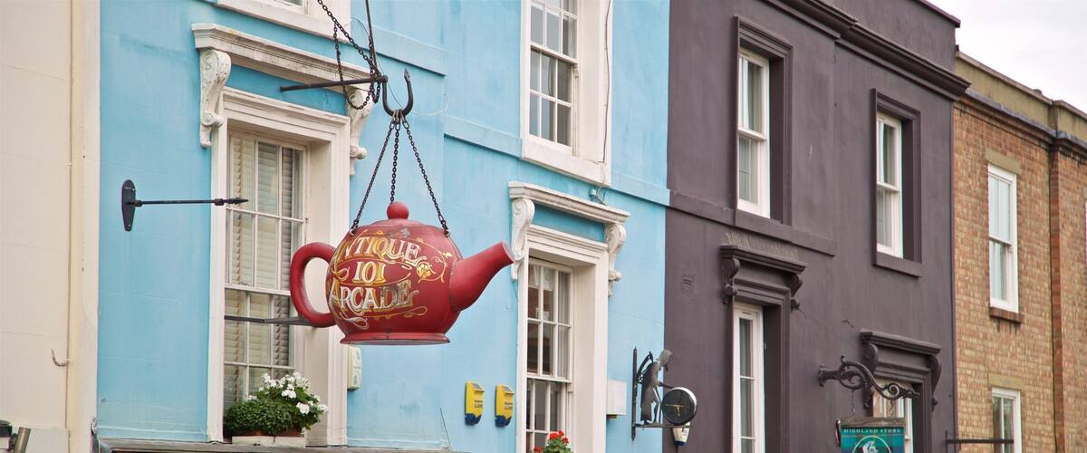 Portobello Road Market which includes outdoor art