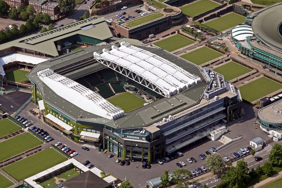 Vue aérienne d’un grand stade doté de nombreuses zones d’assises et d’un parking.