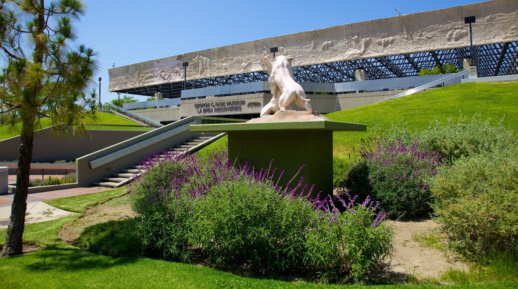 La Brea Tar Pits som omfatter udendørs kunst, en dam og en have