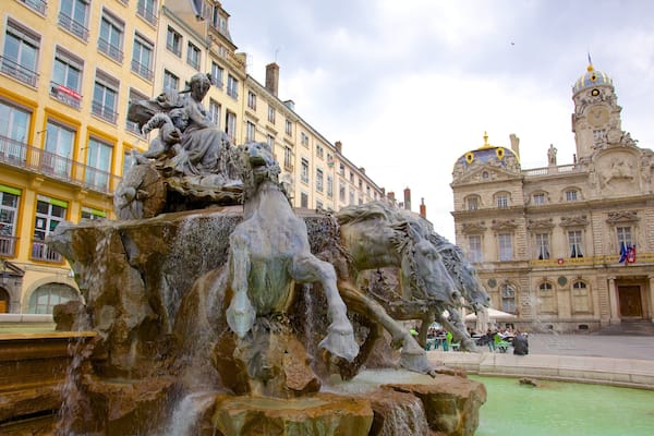 Place des Terreaux qui includes statue ou sculpture, square ou place et patrimoine architectural