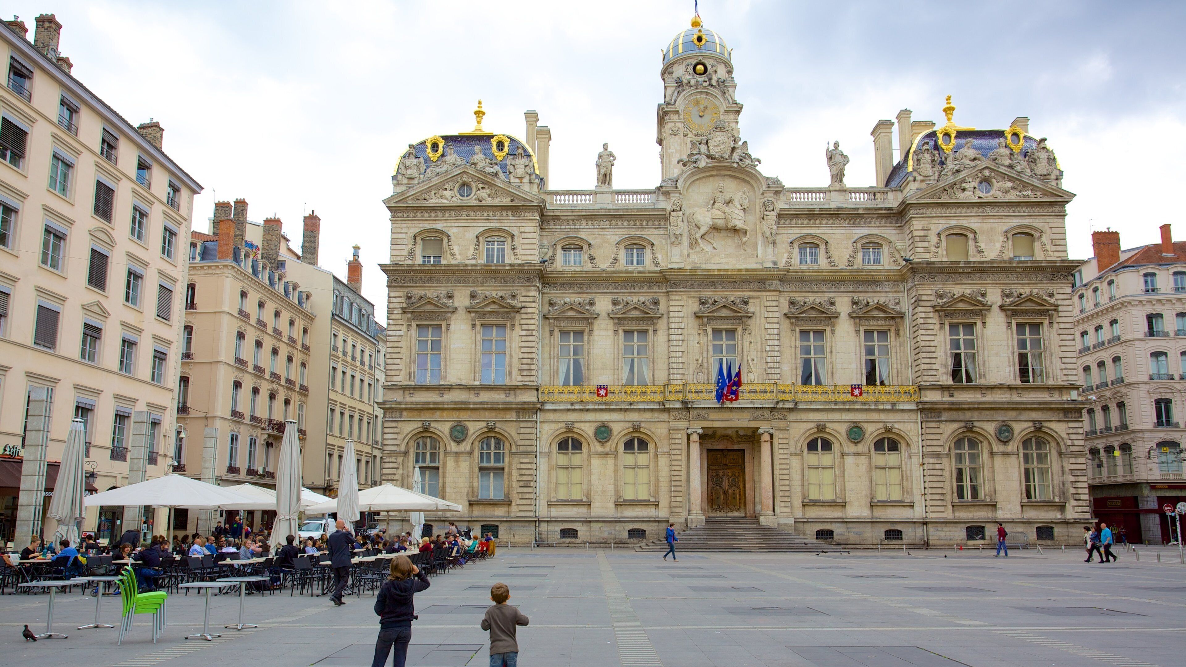 Terreaux Square showing a square or plaza, an administrative buidling and heritage architecture