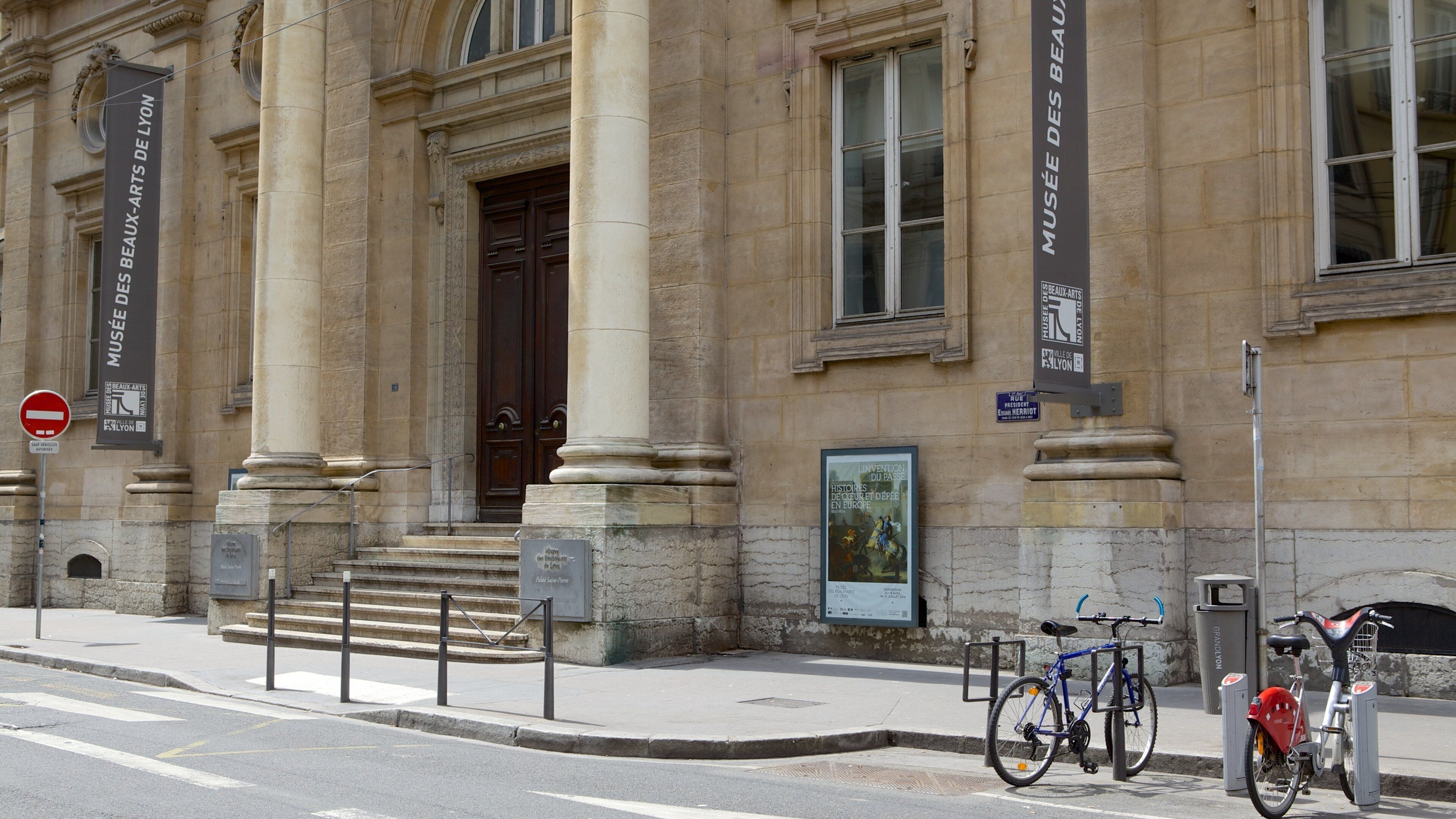 Lyon Museum of Fine Arts featuring heritage architecture and street scenes
