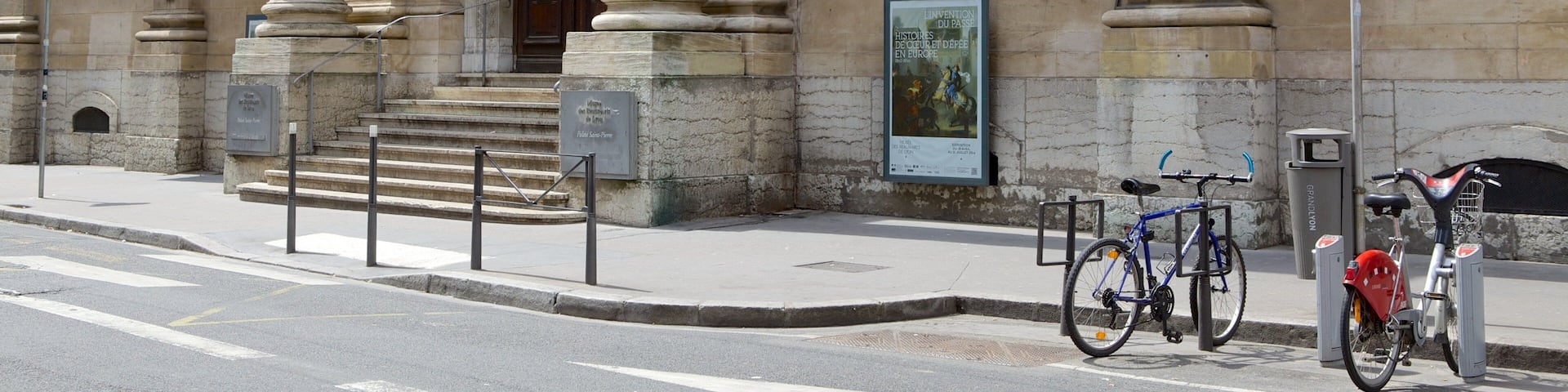 Lyon Museum of Fine Arts showing heritage architecture and street scenes