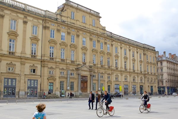 リヨン美術館 フィーチャー ストリート シーン, 広場 と サイクリング
