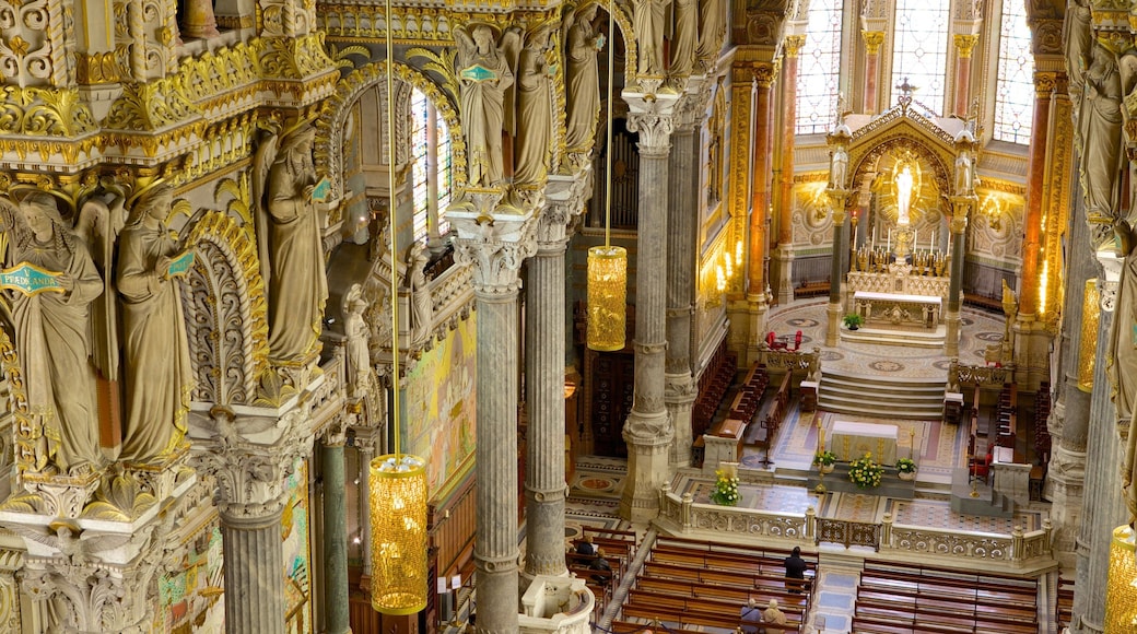 Notre Dame-basilikaen som inkluderer historisk arkitektur, innendørs og religion