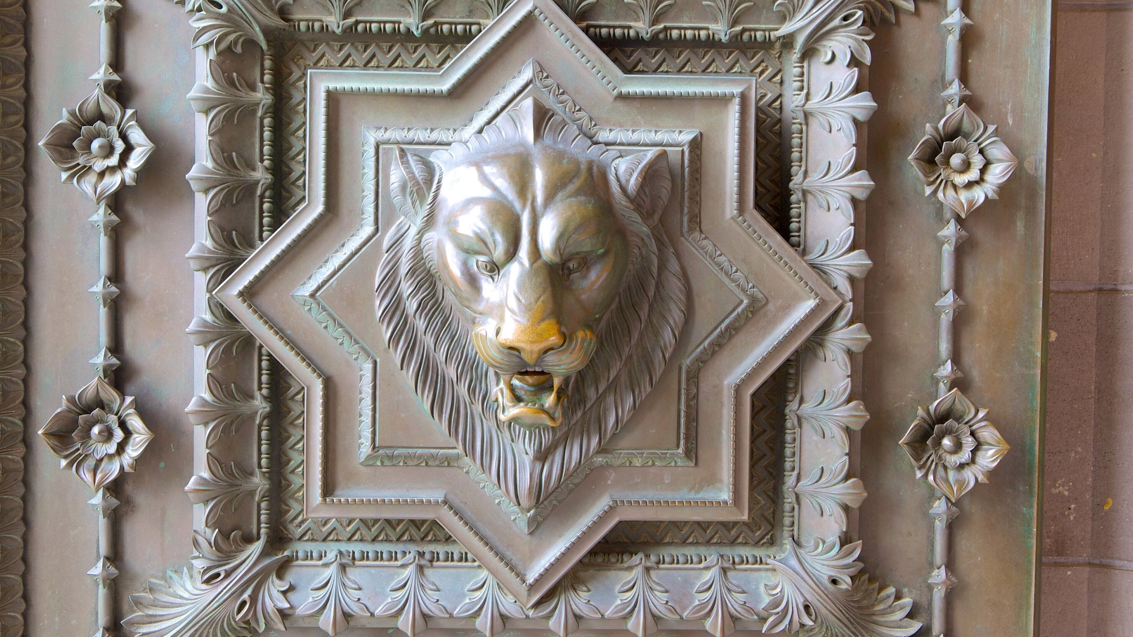 Basilique Notre-Dame bevat historische architectuur