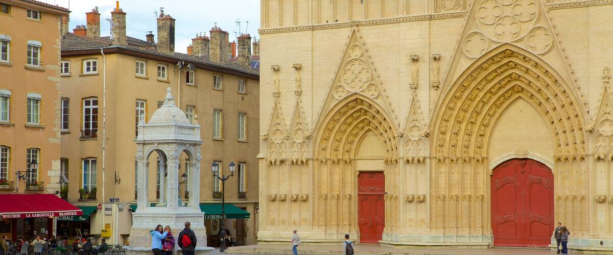 Kathedrale St. Jean das einen Platz oder Plaza, historische Architektur und religiöse Elemente