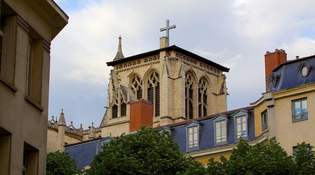 Cathédrale Saint-Jean que inclui uma igreja ou catedral e elementos religiosos
