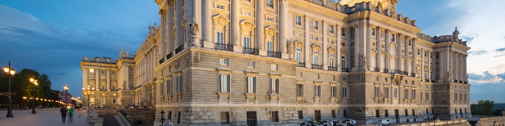Un edificio histórico imponente con arquitectura clásica, que presenta columnas, estatuas y una cúpula.