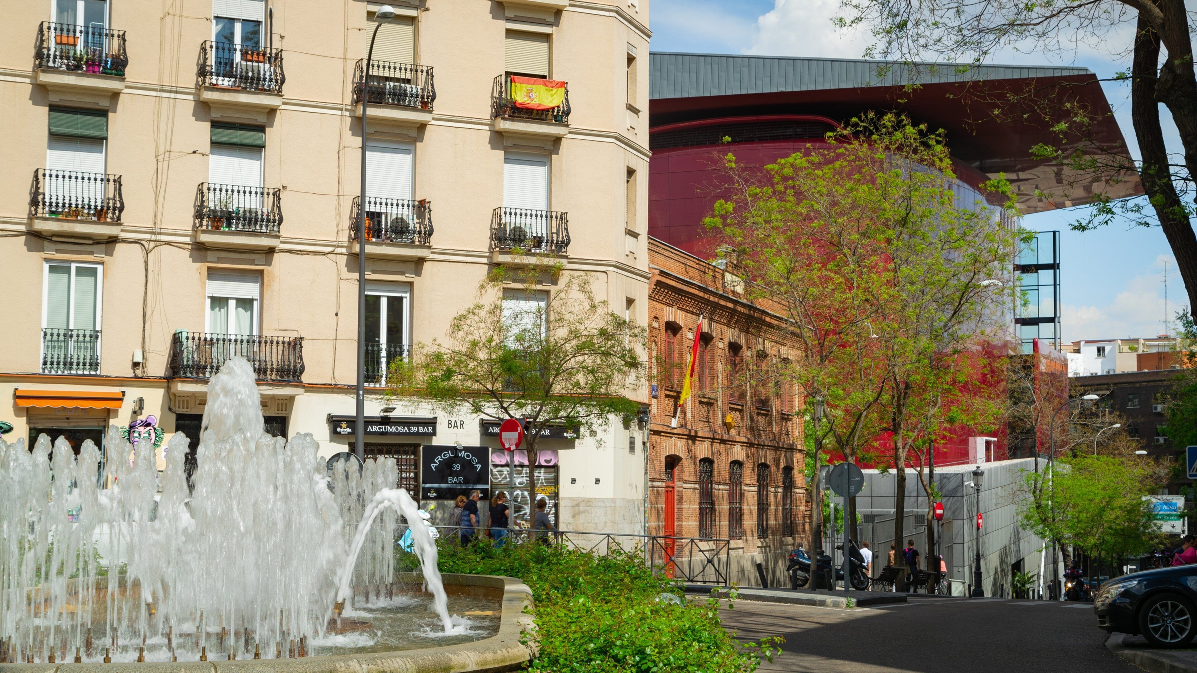 Reina Sofia Museum showing a fountain