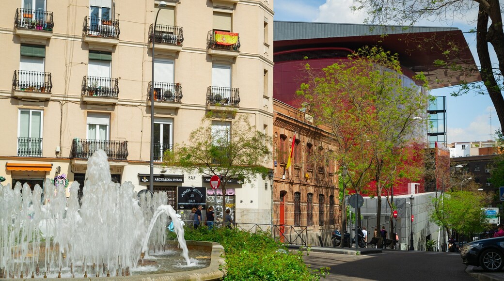 Reina Sofia Museum showing a fountain