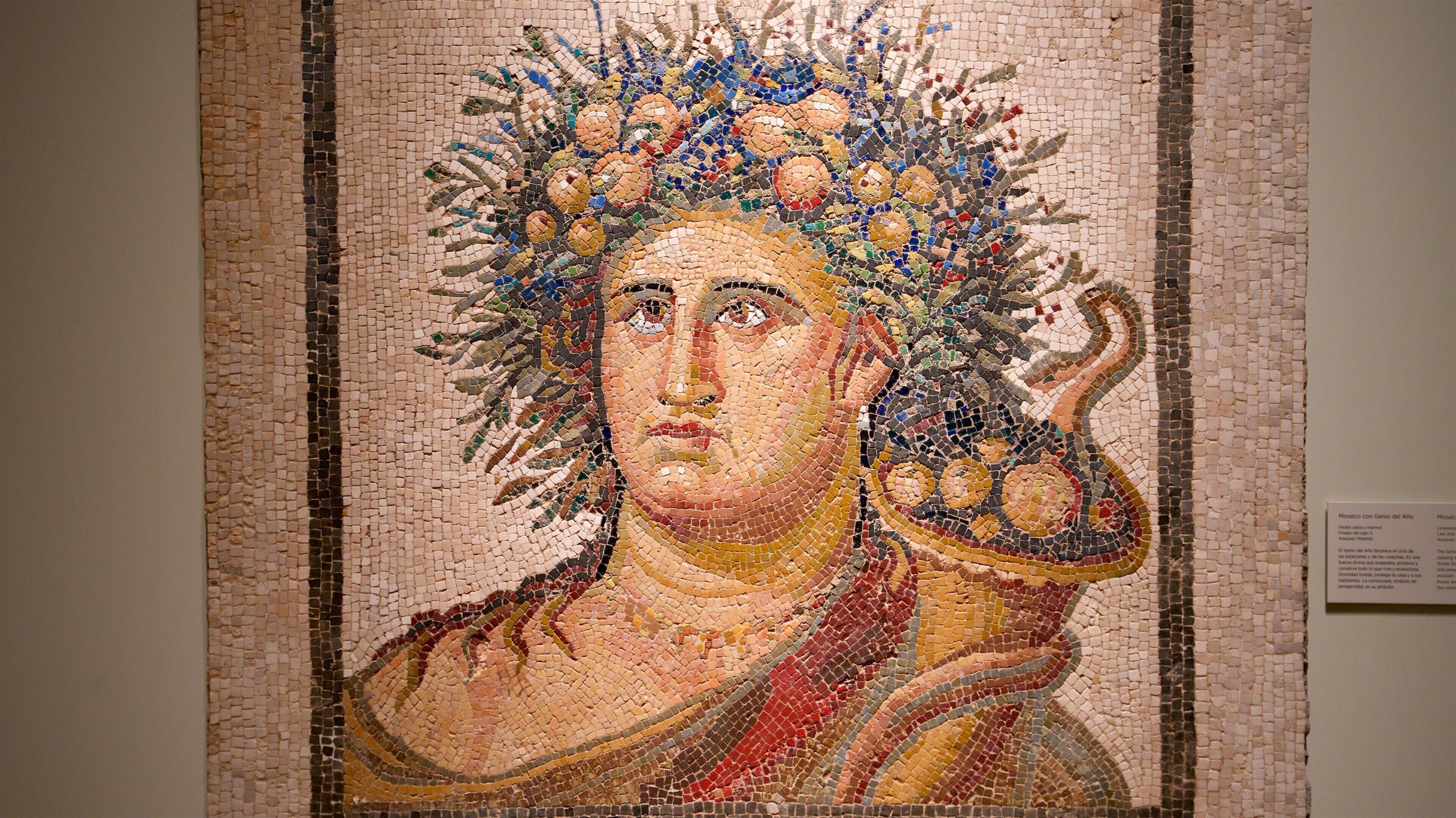 Un mosaico con un tocado floral y una vestimenta drapeada.