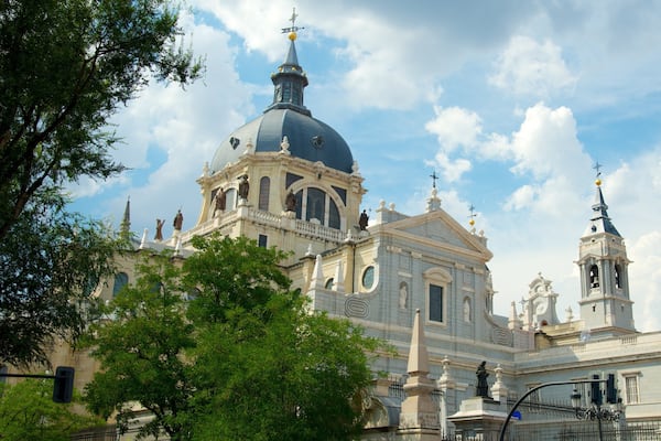 Catedral de la Almudena que incluye patrimonio de arquitectura y una iglesia o catedral