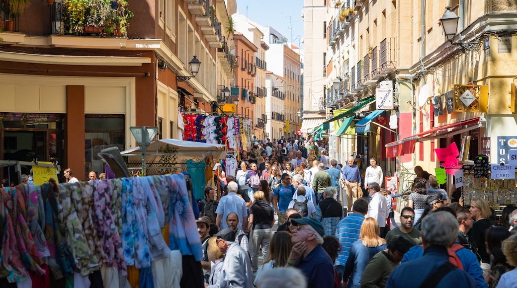 El Rastro showing markets and street scenes as well as a large group of people